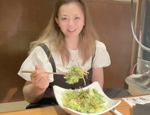華原朋美がサラダを食べている画像
