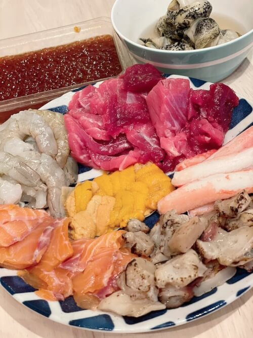 華原朋美が海鮮を皿に盛って紹介している画像