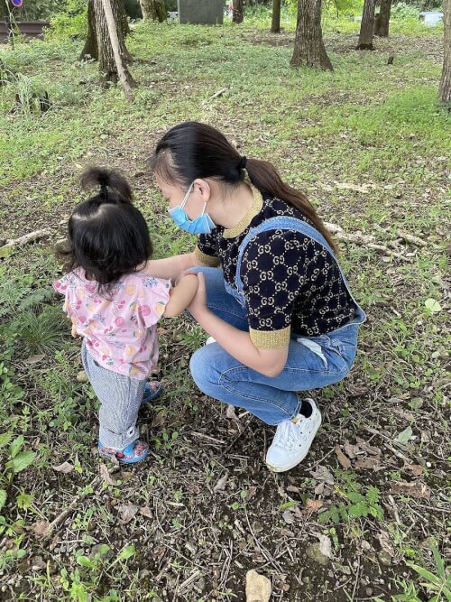 華原朋美が息子と一緒に遊んでいる写真の画像