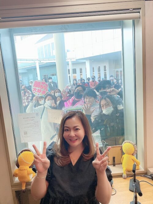 華原朋美公開ラジオ後のファンとの集合写真画像