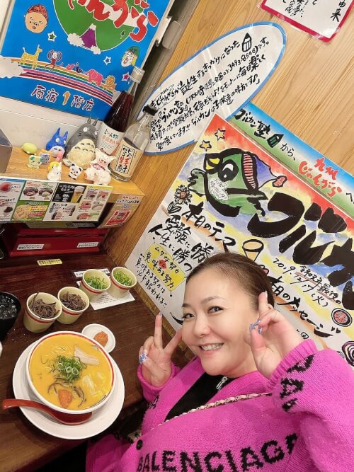 華原朋美がラーメンを食べている写真画像