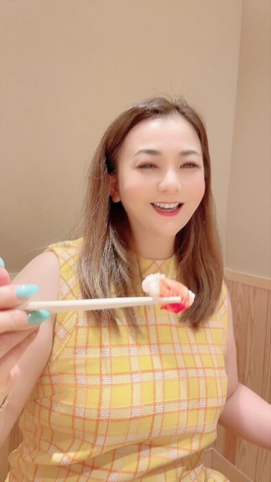 華原朋美がカニを食べている写真画像
