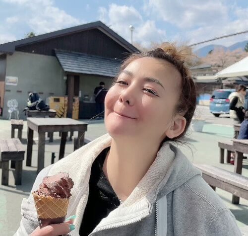 華原朋美がソフトクリームを食べている写真の画像