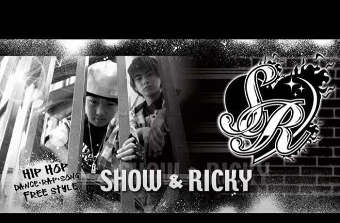 平野紫耀と平野莉玖の兄弟ユニット「SHOW＆RICKY」のアーティスト写真