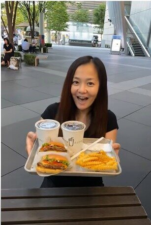 華原朋美が自身のYouTube動画でビッグハンバーガーを食レポしている画像