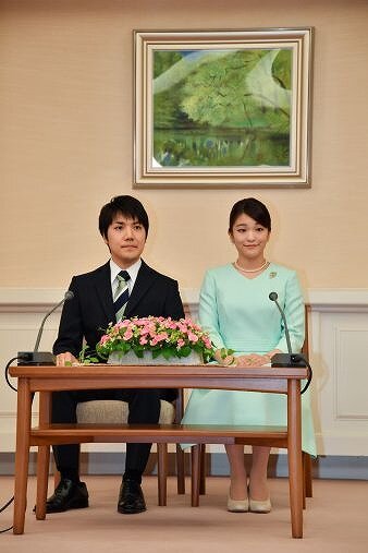 小室圭さんと眞子さまの結婚発表会見時の画像