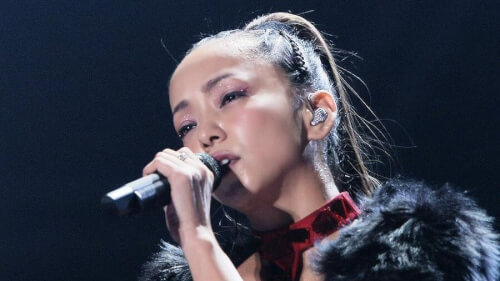 安室奈美恵さんがライブで歌っている時の画像