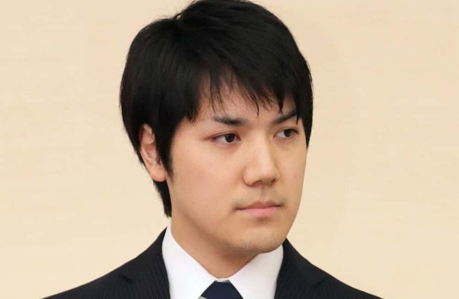 小室圭さんが婚約会見をしている画像