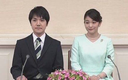 小室圭さんと眞子さまが婚約会見をしている画像