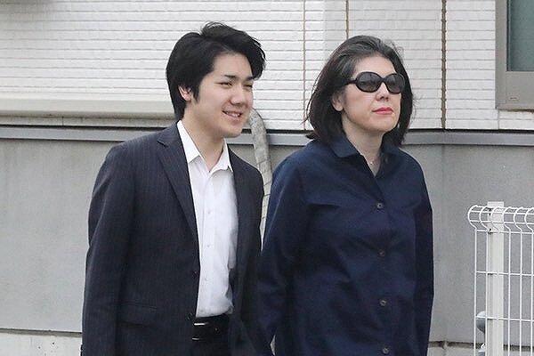 小室佳代さんと息子・圭さんが並んで歩いている画像