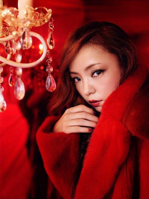 安室奈美恵さんが赤い洋服でポージングしている画像