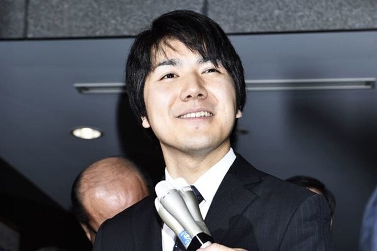 小室圭さんがインタビューを受けている画像