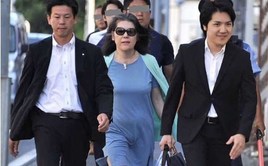 小室圭さんと母・佳代さんが警備を付けて歩いている画像