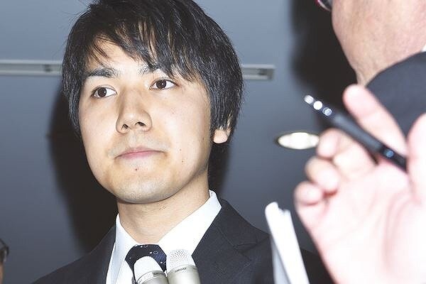 小室圭さんが記者の質問にあっている画像