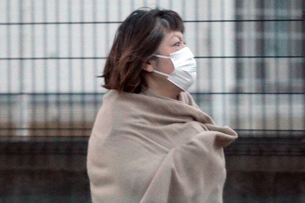 小室佳代さんがマスクをして、ストールも巻いて歩いている画像