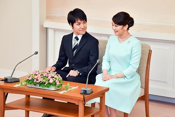 小室圭さんが結婚発表会見の時に眞子さまに微笑んでいる画像
