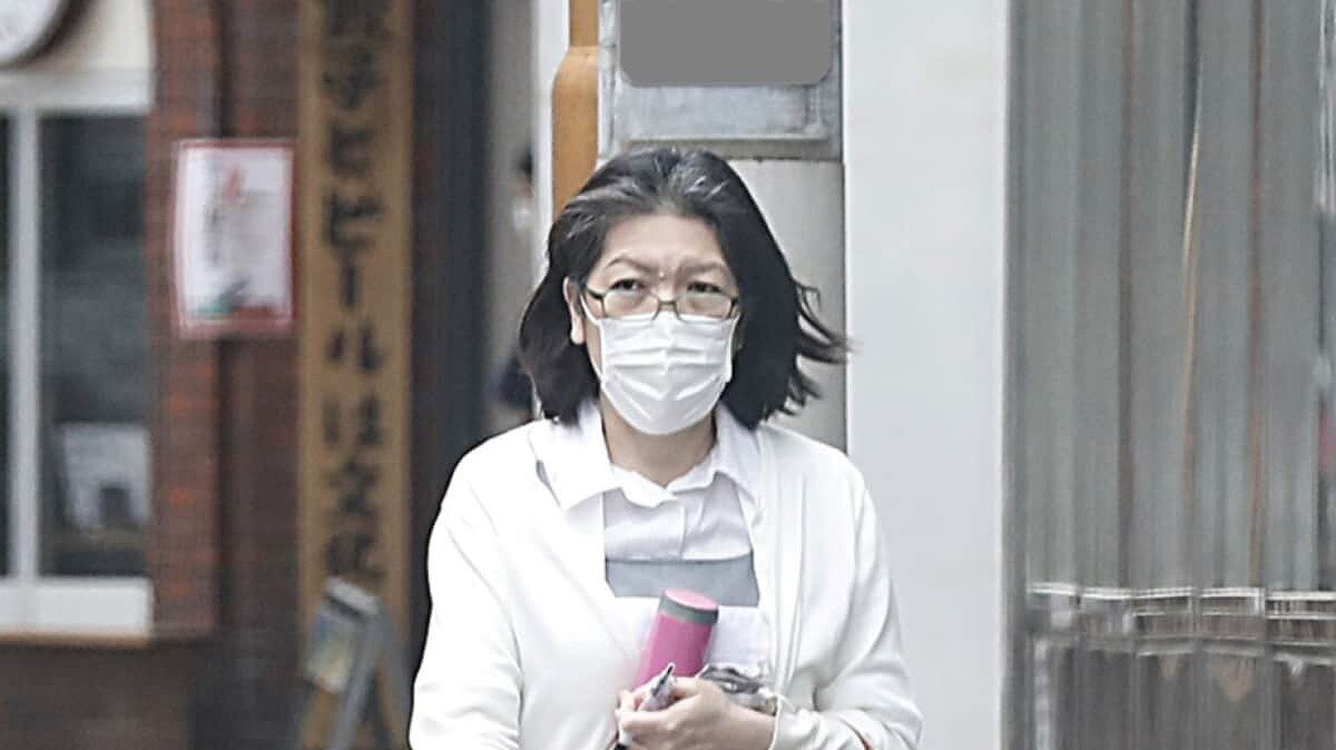 小室佳代さんがパート先の制服で歩いている画像