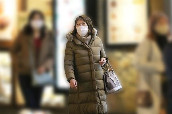 小室佳代さんがパート帰りに買い物をしている画像
