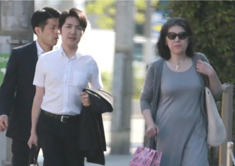 小室圭さんと母・佳代さんが並んで歩いている画像