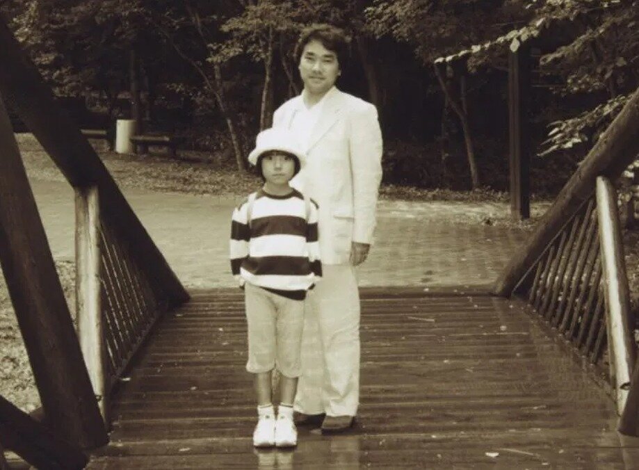幼い小室圭さんと父親・敏勝さんが並んだ写真