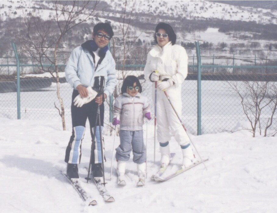 小室佳代さんの家族がスキーをしている画像