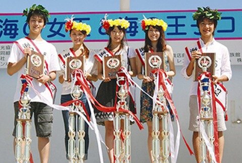 2010年度の「湘南江ノ島海の女王&海の王子コンテスト」受賞式の画像