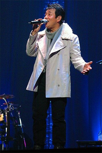 前田亘輝がコンサートで歌っている画像
