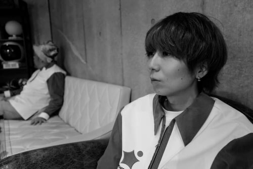 川谷絵音さんがソファに座っている画像