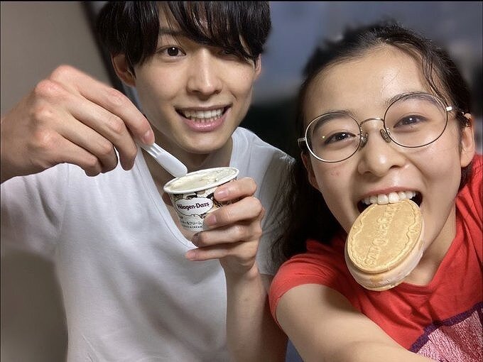 松村北斗さんと森七菜さんが並んでアイスを食べている画像