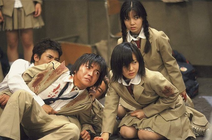 映画『バトル・ロワイアル』内にある、生徒が倒れているシーンの画像