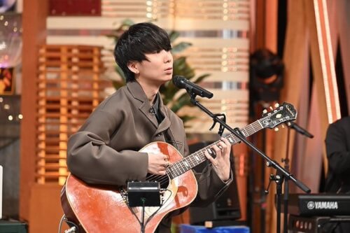 川谷絵音さんがギターを弾いている画像