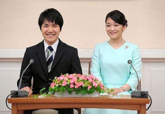 婚約会見時の眞子様と小室圭さんの画像