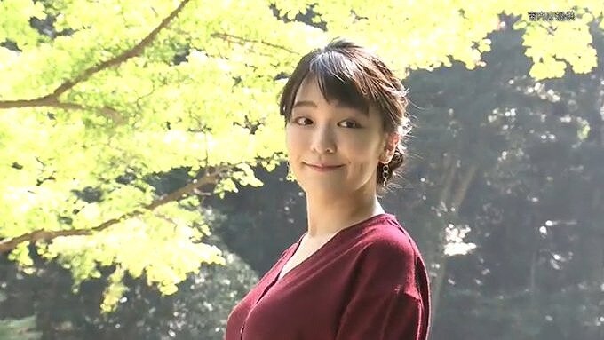 眞子様が皇居での散策を楽しんでいる画像