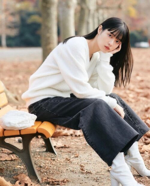 松本愛さんがベンチに座っている画像