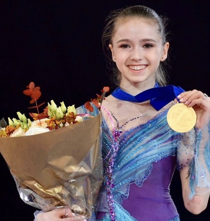 カミラ・ワリエワ13歳がメダルと花束を持って笑っている画像