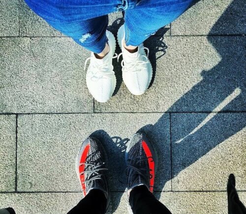  黄皓さんと妹さんがお揃いのブランドのスニーカーを履いていた時の画像