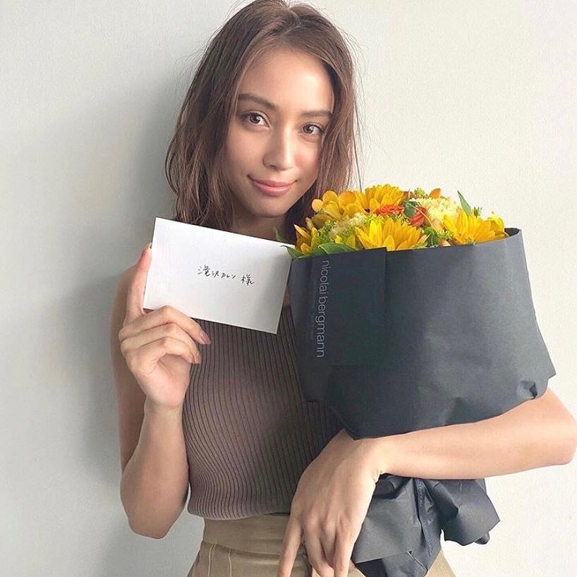 滝沢カレンさんが花束と手紙を持っている画像