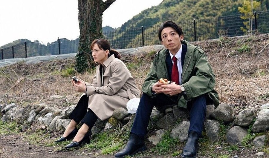 並んで座っている綾瀬はるかと高橋一生の画像