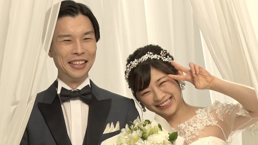 伊藤沙莉さんとハライチ・岩井勇気さんが結婚式を挙げている様子のCM画像