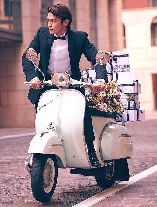 眞栄田郷敦が花束を持ってバイクに乗ろうとしている画像