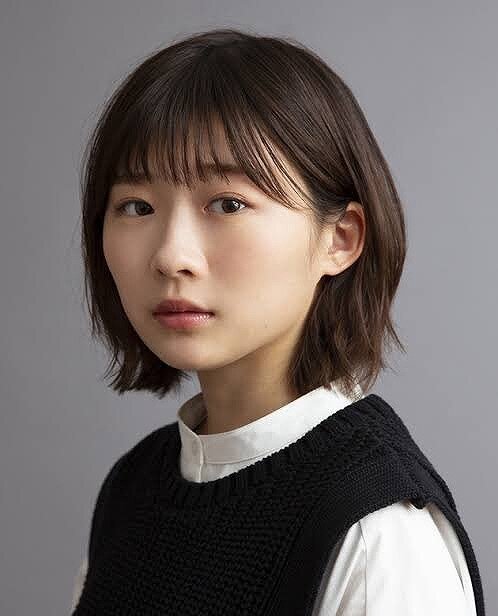 伊藤沙莉さんの横向きの画像