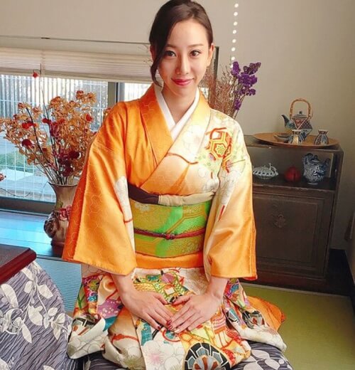 秋倉諒子さんが母親の振袖を着ている画像