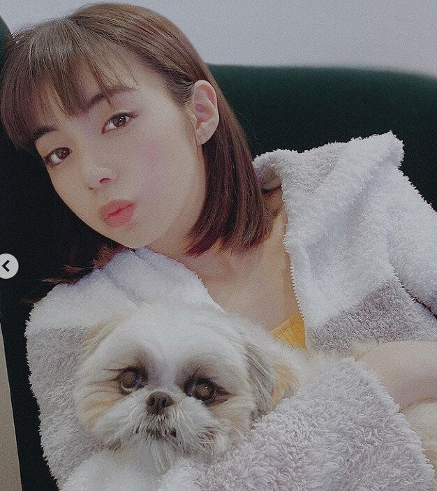 池田エライザと愛犬の画像