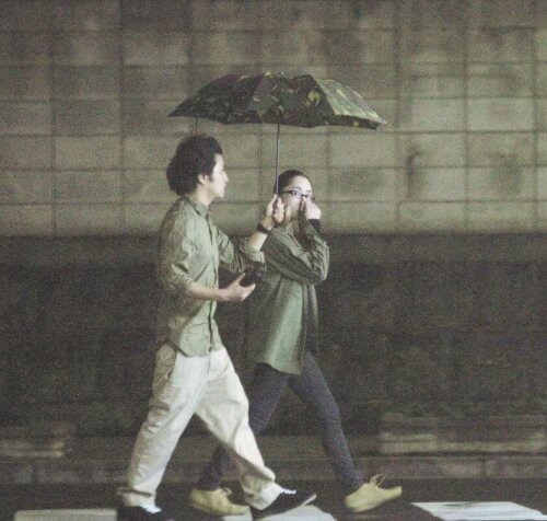 深津絵里さんと白山春久さんが相合い傘をしている写真画像