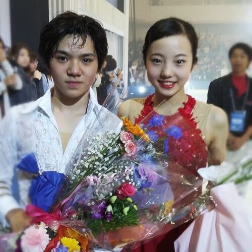宇野昌磨と本田真凜が試合後に花束を持っている画像