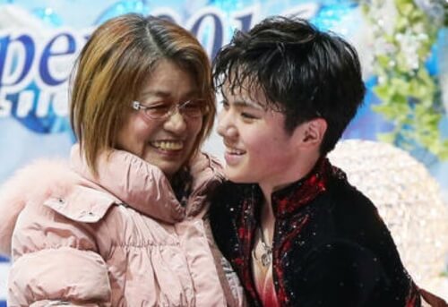 宇野昌磨と山田満知子が笑っている画像