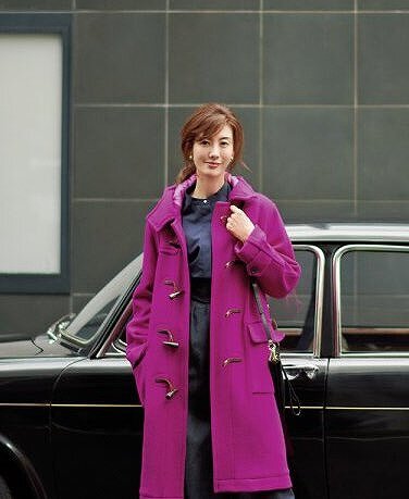 紫のコートを着て車の前でポージングしているともさかりえの画像