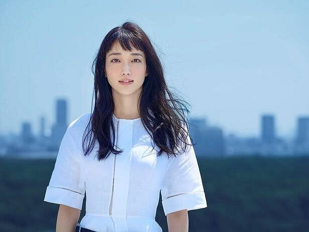 白いトップスを着ている入山法子の画像