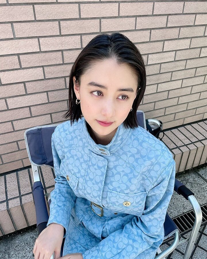 撮影の合間に椅子に座ってる山本美月の画像