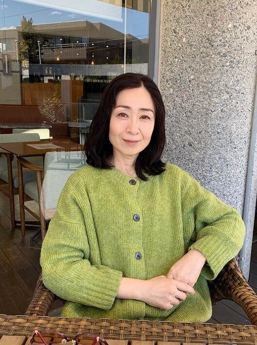 椅子に座っている長野里美の画像